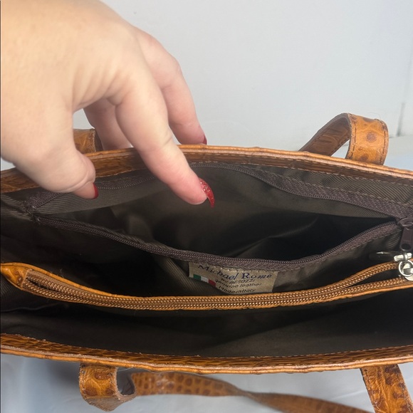 Elegant Brown Crocodile-Embossed Tote Bag - Picture 6 of 9